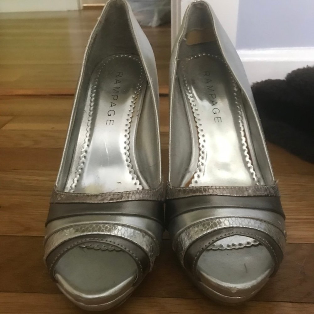 Amazing Silver Pumps - Picture 2 of 5
